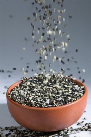 Hand Pound Black Urad Dal Split – 500gm